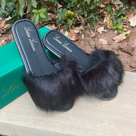 Women’s Faux Fur Slide  Feminine Sandals/Slippers. New.  Gift - Picture 2 of 4